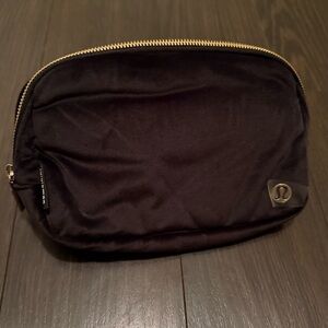 RARE LULULEMON VELOUR BELT BAG IN BLACK & GOLD 🌟